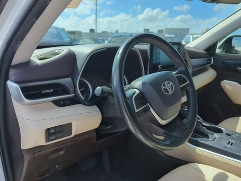Used 2022 Toyota Highlander XLE image 11