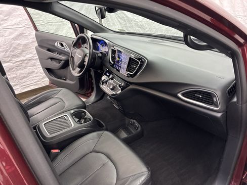 Used 2020 Chrysler Pacifica Touring-L Plus w/ Advanced Safetytec Group FWD image 17