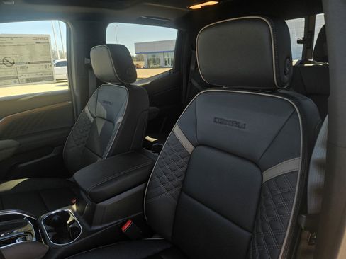 New 2026 GMC Canyon Denali image 8