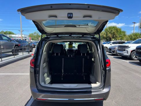 Used 2023 Chrysler Pacifica Touring-L image 17