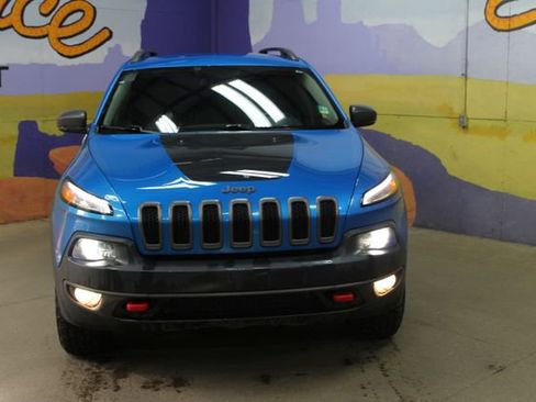 Used 2017 Jeep Cherokee Trailhawk AWD/4WD image 3