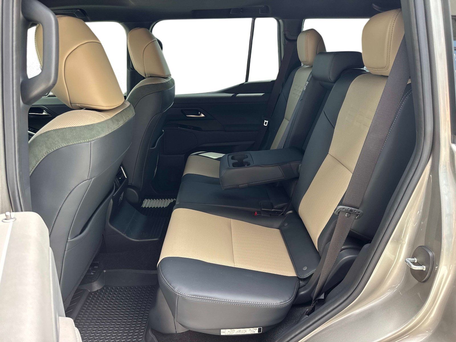 Used 2025 Lexus GX 550 w/ Accessory Package (CT) AWD/4WD image 14