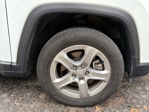 Used 2024 Jeep Compass Latitude AWD/4WD image 9