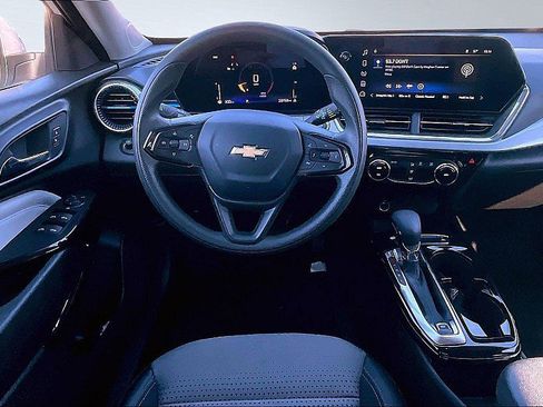 Used 2024 Chevrolet Trax LT image 5