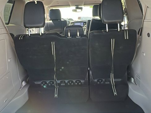 Used 2023 Chrysler Pacifica Touring-L image 14