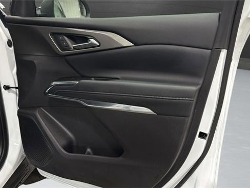 Used 2025 Chevrolet Traverse LT image 33