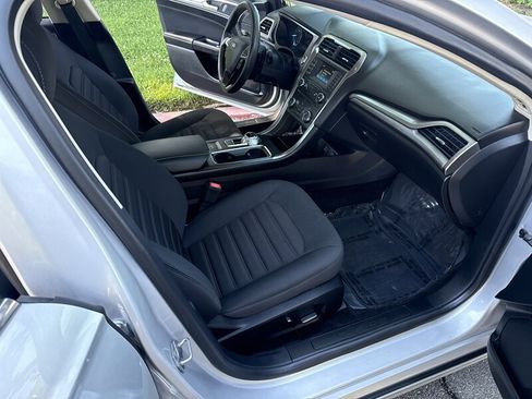Used 2018 Ford Fusion SE FWD image 19