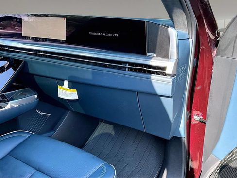 Certified 2025 Cadillac Escalade IQ Luxury 2 w/ LPO, Premium Carpet Package AWD/4WD image 15