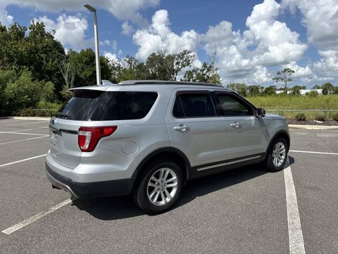 Used 2017 Ford Explorer XLT w/ Equipment Group 202A FWD image 3