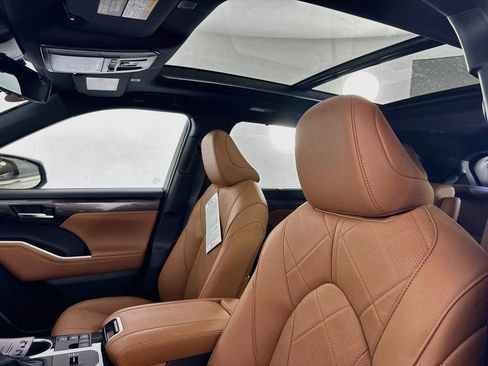 New 2026 Toyota Highlander Platinum image 33