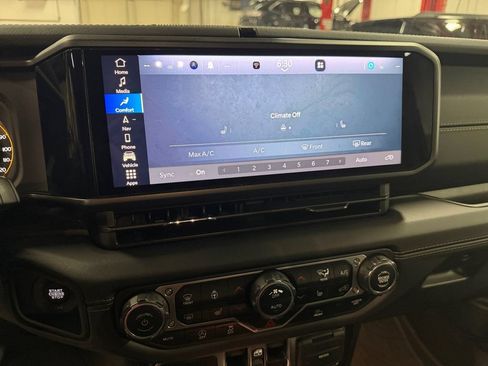 Used 2024 Jeep Wrangler Unlimited Sahara w/ Technology Group AWD/4WD image 36