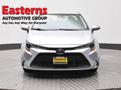 Used 2022 Toyota Corolla LE FWD image 2