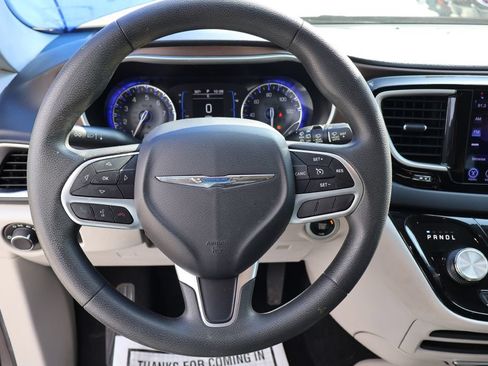 Used 2017 Chrysler Pacifica Touring w/ Tire & Wheel Group FWD image 30