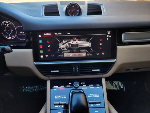 Used 2023 Porsche Cayenne Platinum Edition image 16