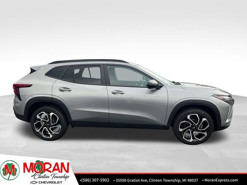 Certified 2025 Chevrolet Trax RS w/ Driver Confidence Package FWD image 7