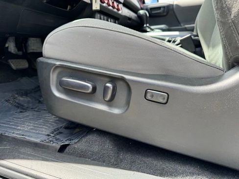 Used 2022 Toyota Tacoma SR5 AWD/4WD image 41