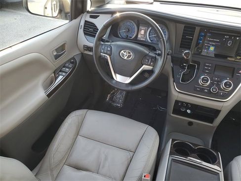 Used 2016 Toyota Sienna XLE Premium image 14