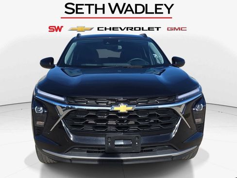 Used 2025 Chevrolet Trax LT w/ LT Convenience Package image 2