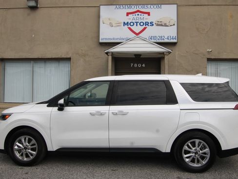 Used 2023 Kia Carnival LX FWD image 4