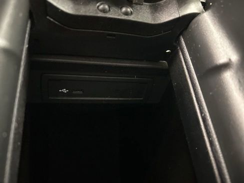 Used 2022 Mercedes-Benz GLB 250 4MATIC image 23