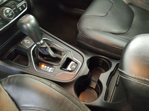 Used 2019 Jeep Cherokee Limited FWD image 26