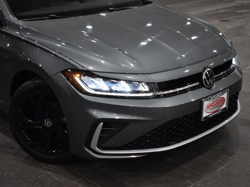 Used 2025 Volkswagen Jetta SE w/ Sunroof Package image 2