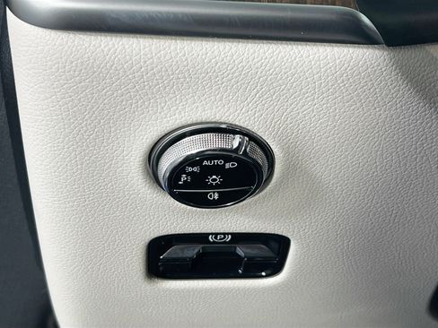 Used 2025 Mercedes-Benz GLC 300 4MATIC image 10