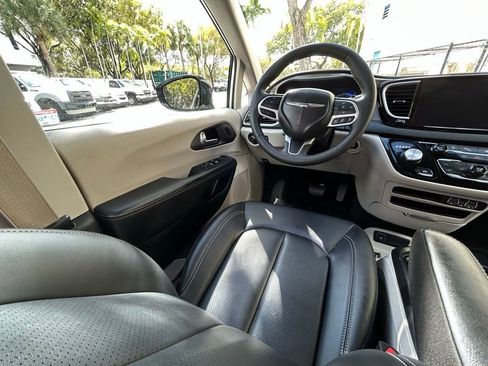 Used 2024 Chrysler Pacifica Touring-L image 9