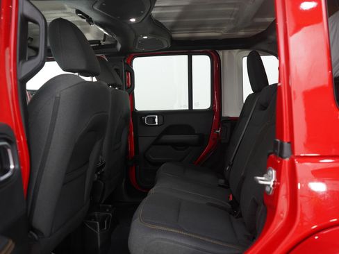 Used 2025 Jeep Wrangler Sahara image 17