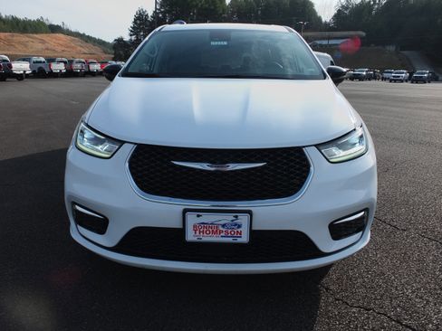 Used 2024 Chrysler Pacifica Touring-L image 8