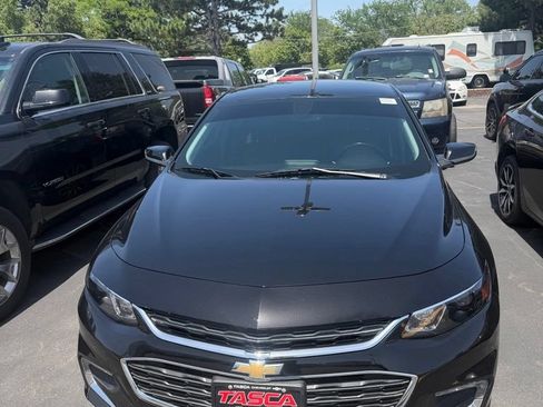 Used 2018 Chevrolet Malibu LT w/ Leather Package FWD image 3