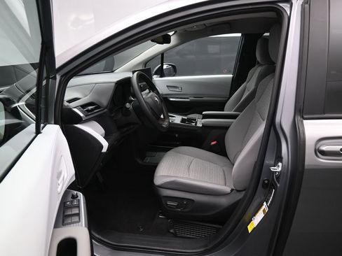 Certified 2026 Toyota Sienna LE FWD image 9