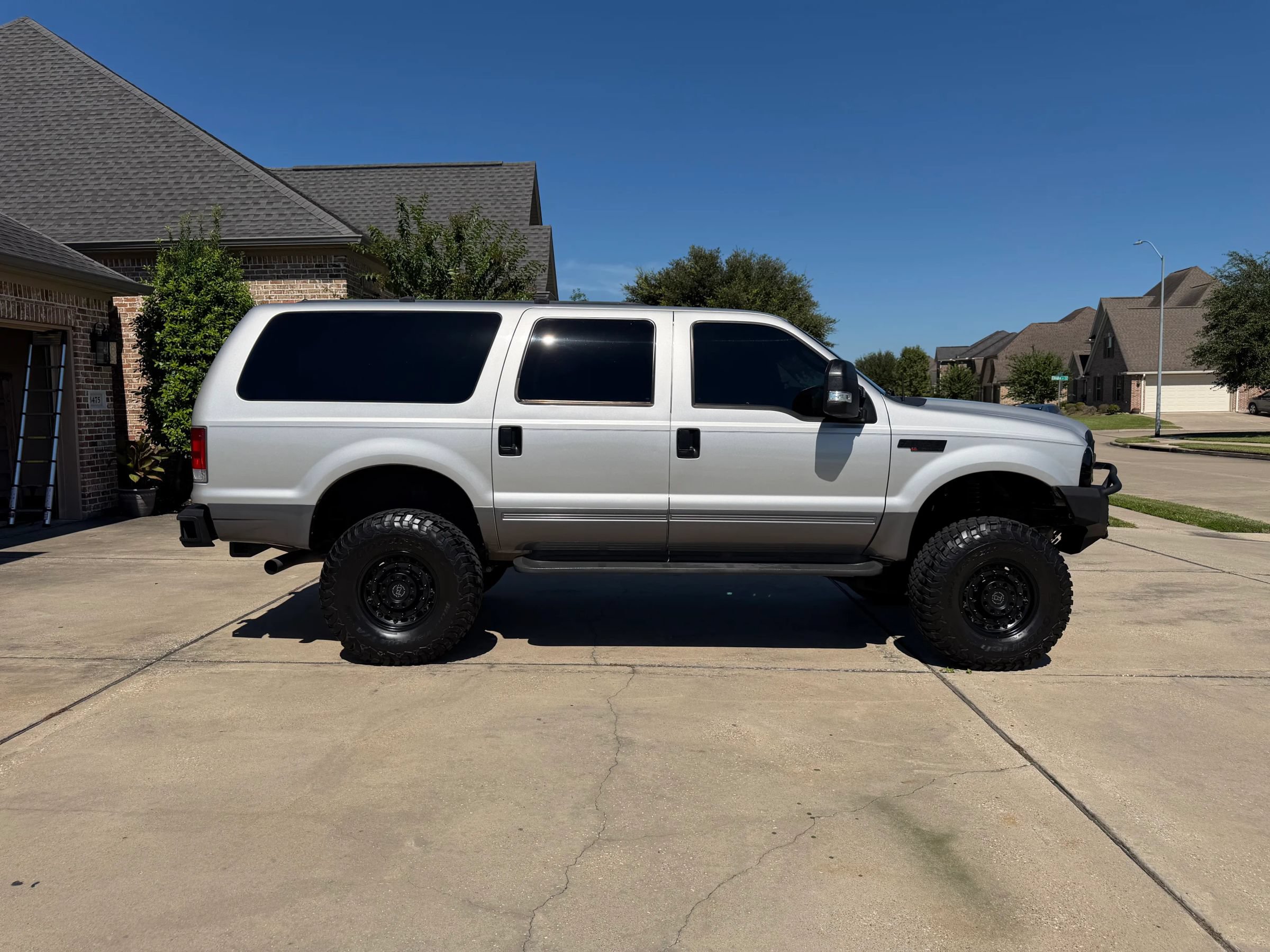 Used 2004 Ford Excursion XLT AWD/4WD image 2