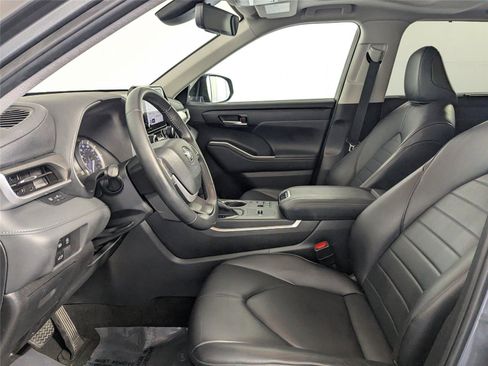Certified 2024 Toyota Highlander XLE image 11