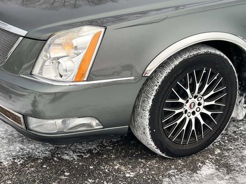 Used 2006 Cadillac DTS w/ Trunk Convenience Package image 9