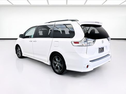 Used 2017 Toyota Sienna SE FWD image 6