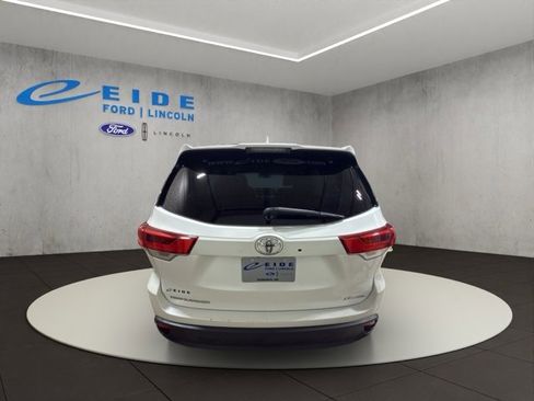 Used 2018 Toyota Highlander SE image 8