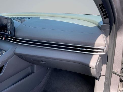 Used 2024 Hyundai Elantra SE image 17