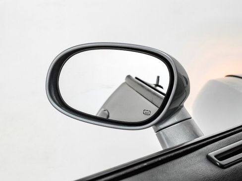 Used 2015 Dodge Challenger SXT image 32