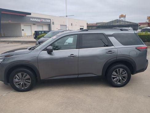 Used 2025 Nissan Pathfinder SV FWD image 9