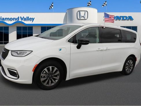 Used 2024 Chrysler Pacifica Select image 3