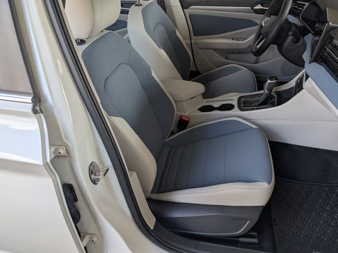 Used 2025 Volkswagen Jetta SE w/ Sunroof Package FWD image 21