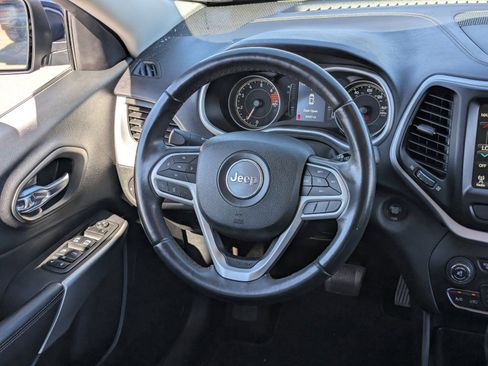 Used 2018 Jeep Cherokee Latitude Plus w/ Comfort/Convenience Group image 16