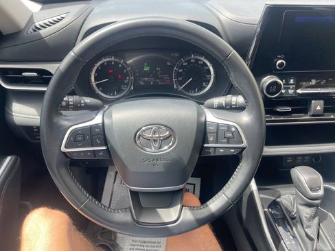 Used 2025 Toyota Highlander LE FWD image 12