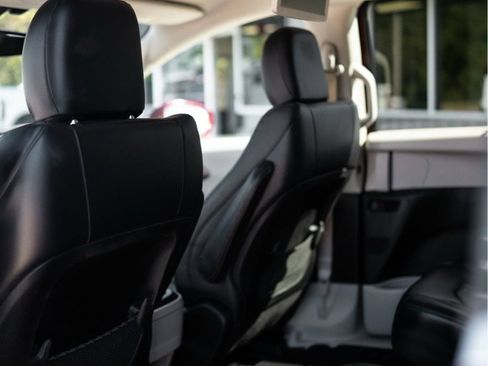 Used 2018 Chrysler Pacifica Touring-L image 9