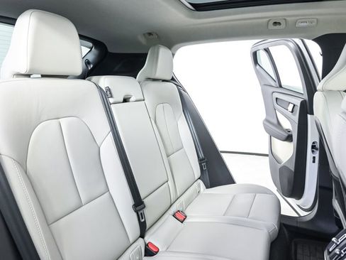 Used 2024 Volvo XC40 B5 Ultimate w/ Protection Package Premier image 24