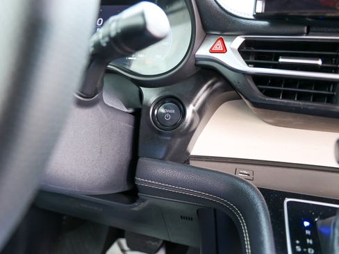 Used 2025 Toyota Sienna Platinum FWD image 21
