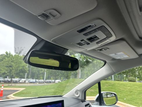 Used 2025 Toyota Sienna XLE w/ XLE Plus Package FWD image 27