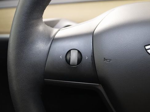 Used 2022 Tesla Model Y Long Range image 34