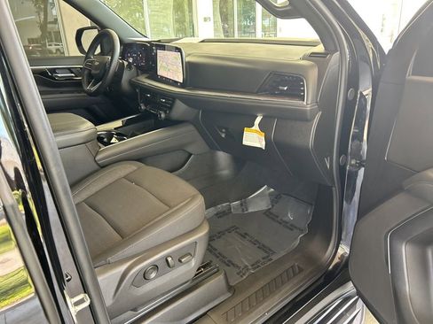 Used 2025 Chevrolet Suburban LS RWD image 24